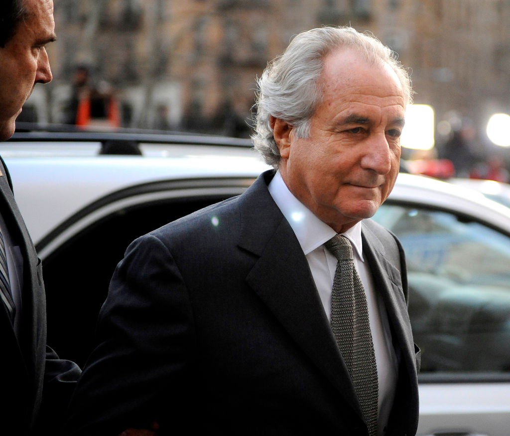 NEW YORK - MARCH 12:  Financier Bernard Madoff arrives at Manhattan Federal court on March 12, 2009 in New York City. Madoff is scheduled to enter a guilty plea on 11 felony counts which under federal law can result in a sentence of about 150 years.  (Pho (Foto: Getty Images)