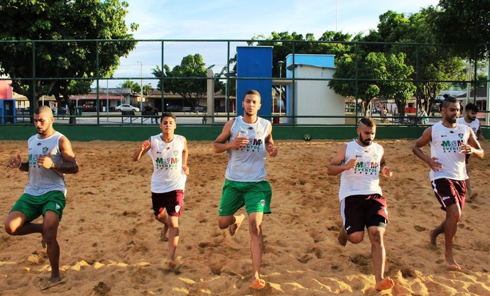 Tricolor aplicou treinos de corrida e toques curtos na areia (Foto: Imagem/Tércio Neto)