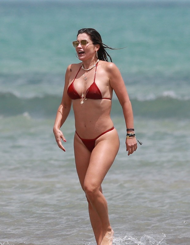 Flávia Alessandra e em praia em Jericoacoara (Foto: Agnews) Flávia Alessandra e em praia em Jericoacoara (Foto: Agnews)