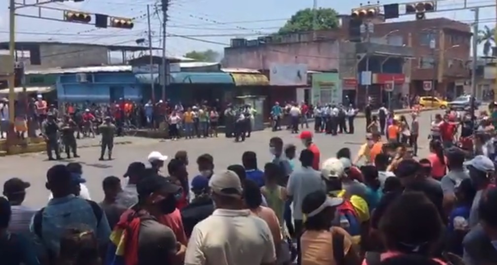 Tumulto em Cumunacoa, na Venezuela, nesta quarta-feira (22) começou após saques a comércios — Foto: Reprodução/Robert Alcalá/Twitter