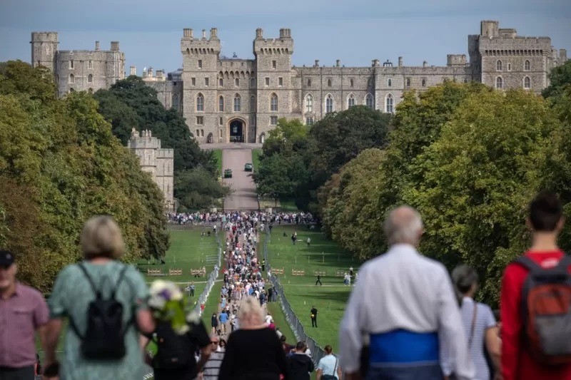 O Castelo de Windsor, um dos lugares preferidos de Elizabeth 2ª, será o destino final da soberana que reinou por 70 anos (Foto: CARL COURT via BBC)