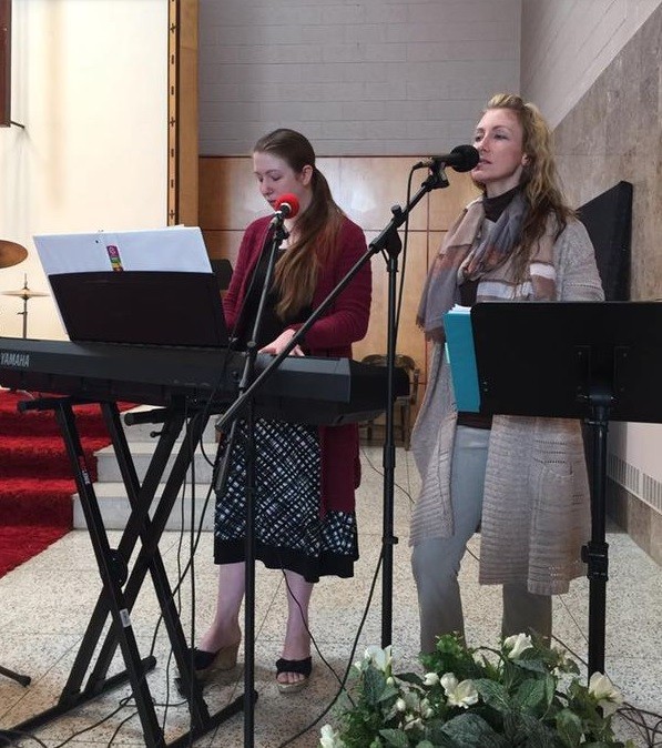 Crystal (à direita) pregando na sua igreja no estado de Nova York