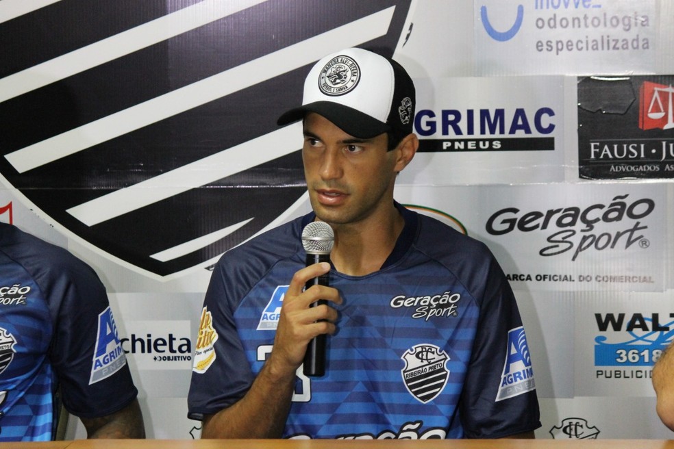 Felipe Gregory durante entrevista coletiva como novo reforÃ§o do Comercial â€” Foto: DivulgaÃ§Ã£o/Comercial
