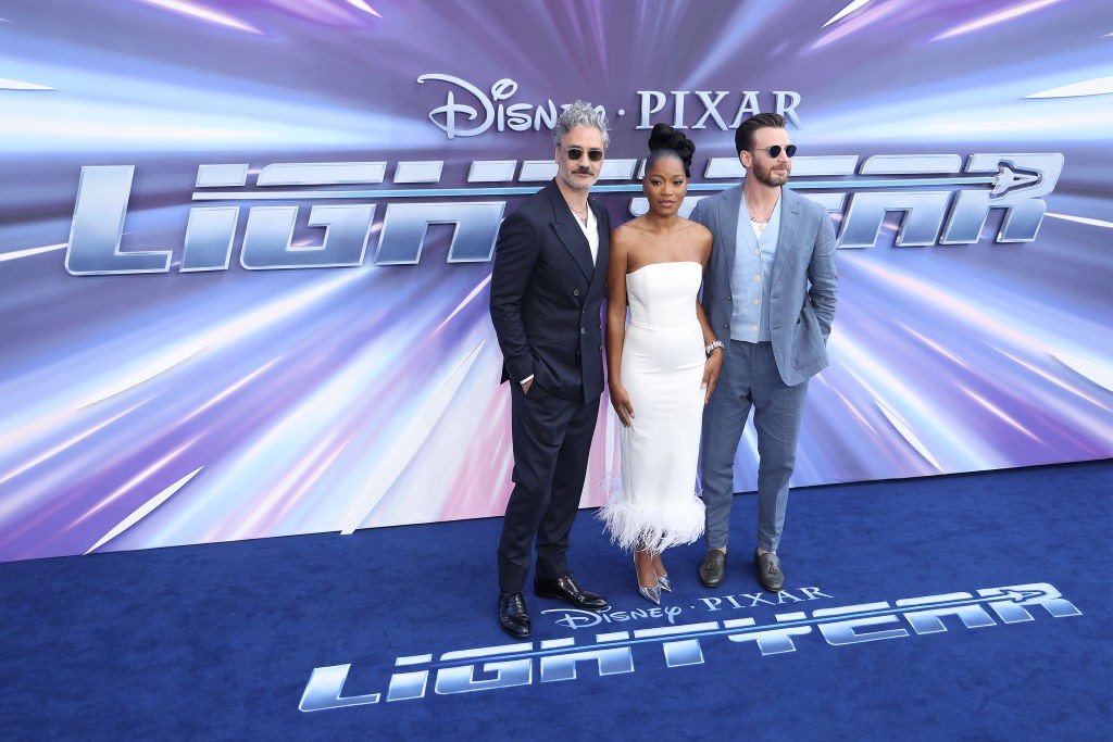 LONDON, ENGLAND - JUNE 13:  Taika Waititi, Chris Evans and Keke Palmer attend the "Lightyear" UK Premiere at Cineworld Leicester Square on June 13, 2022 in London, England. (Photo by Neil Mockford/FilmMagic) (Foto: FilmMagic)