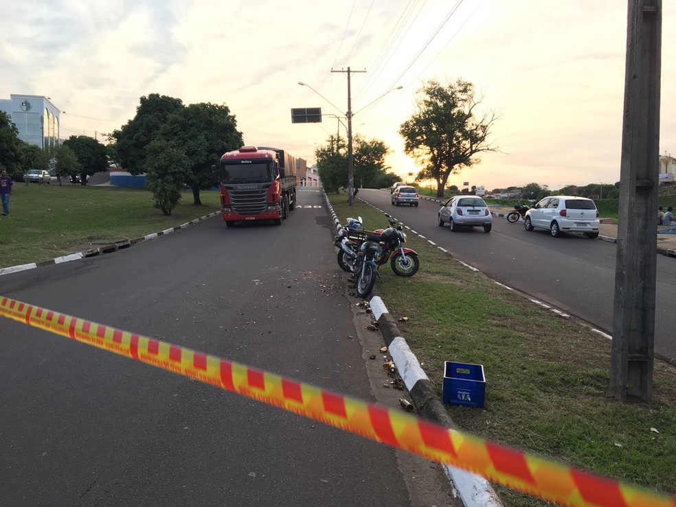Motociclista morreu vítima de acidente na Avenida Tancredo Neves (Foto: Stephanie Fonseca/G1)