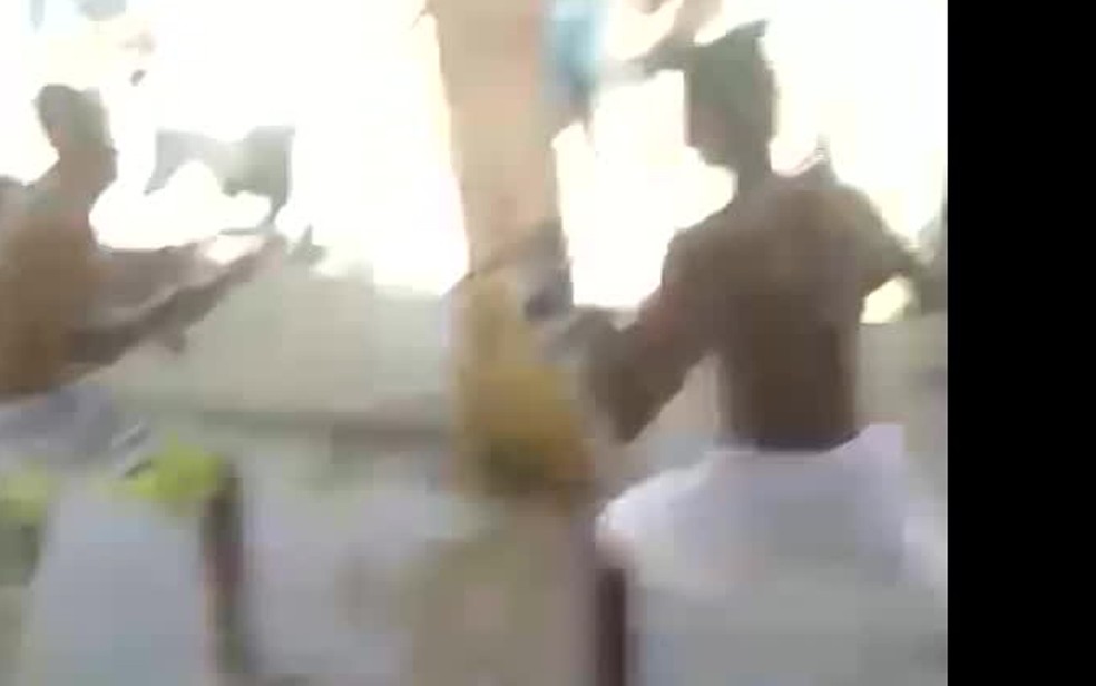 Presos brigam com facões em penitenciária de Itamaracá — Foto: Reprodução/TV Globo 