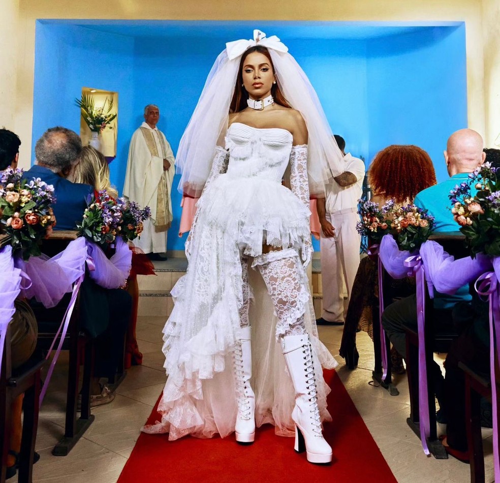 Anitta vestida de noiva em "Used to be": pegada funk melody &mdash; Foto: Reprodu&ccedil;&atilde;o