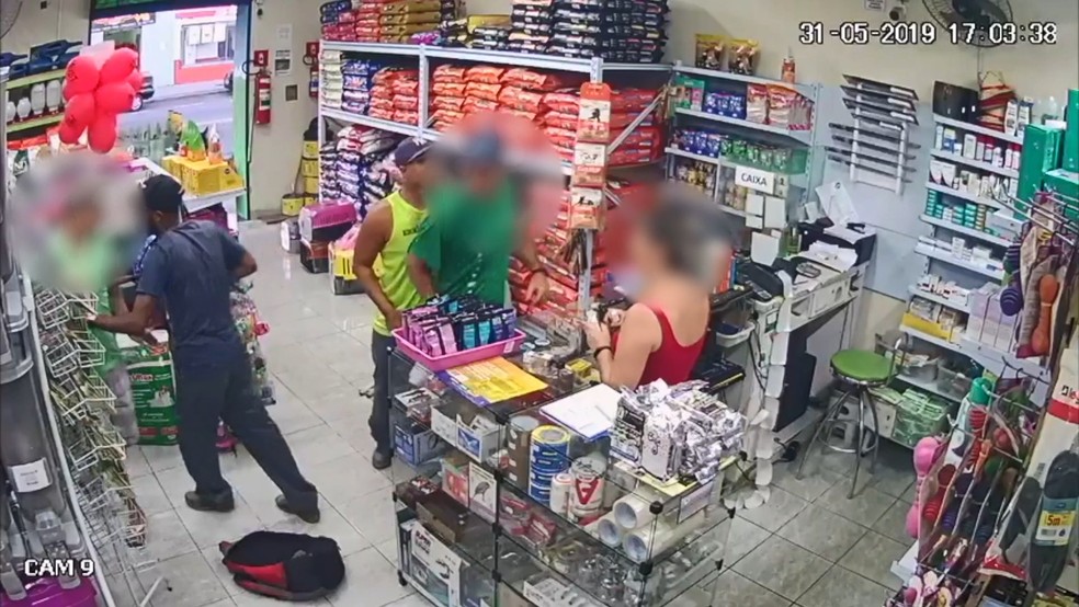 Criminosos armados rendem clientes e funcionários de pet shop na Serra, no Espírito Santo — Foto: Reprodução/ TV Gazeta