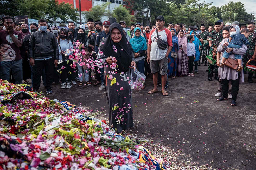 Homenagens às vítimas da tragédia no estádio Kanjuruhan seguem nesta terça — Foto: AFP