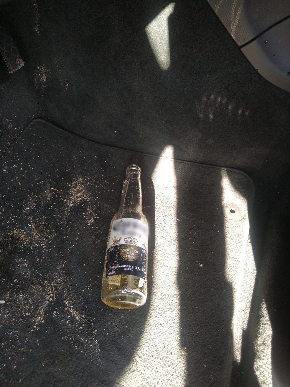 Garrafa de cerveja encontrada dentro de carro de luxo abandonado em Florianpolis  Foto: PMRv/Divulgao