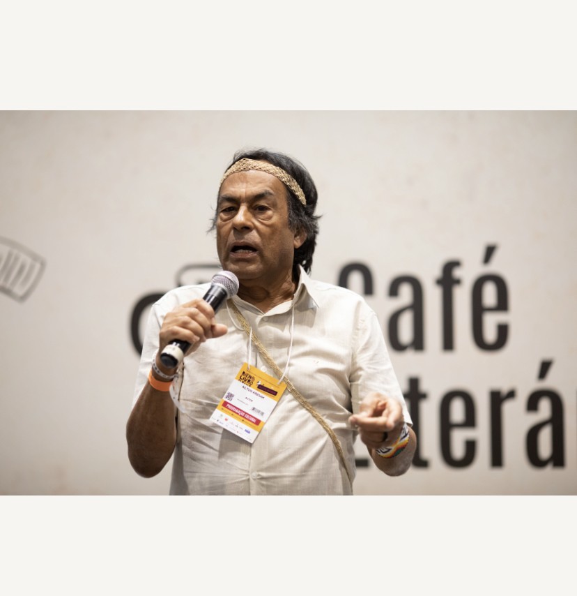 Ativista Ailton Krenak lota sala na Bienal do Livro BA em palestra sobre causa indígena e impactos do capitalismo na sociedade