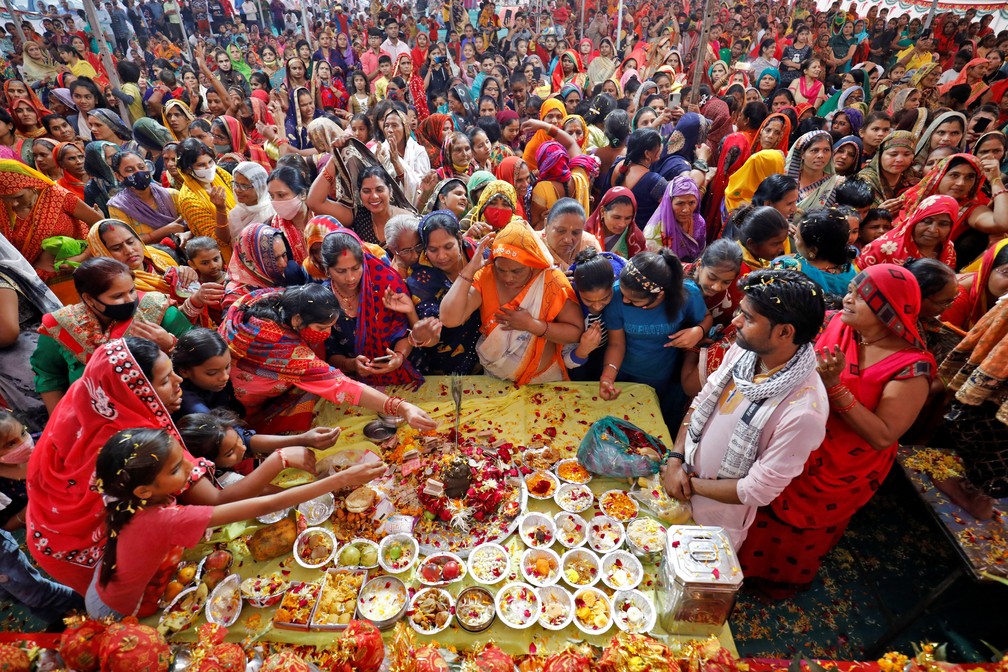 Devotos hindus fazem orações enquanto participam de uma reunião religiosa em Ahmedabad, na Índia, nesta segunda (3) — Foto: Amit Dave/Reuters