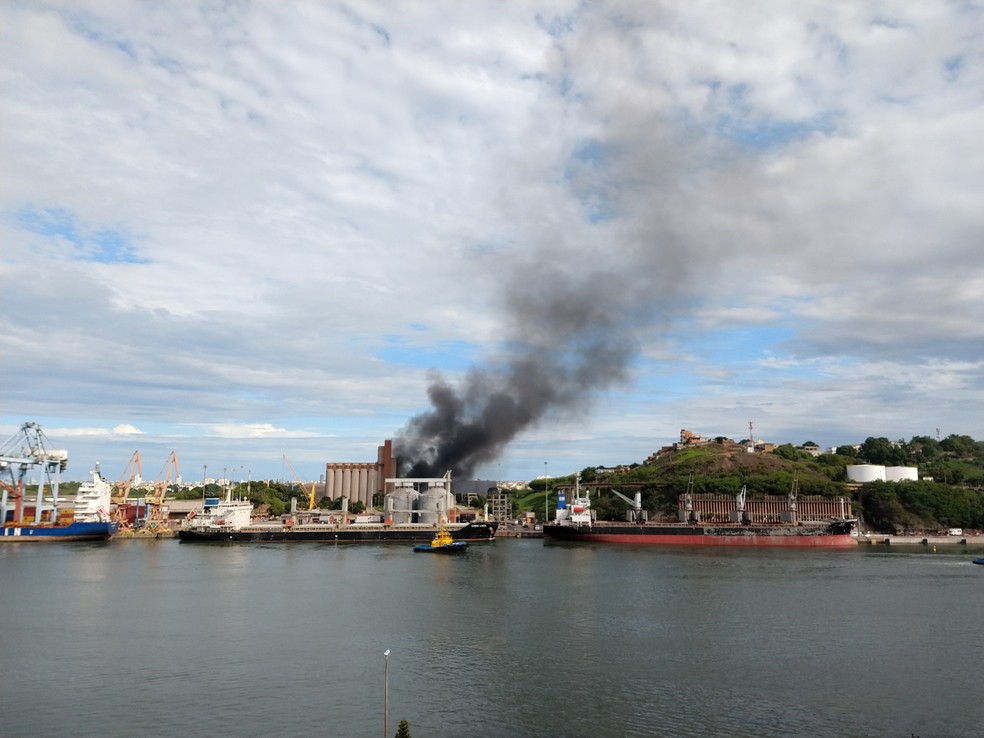 Incêndio atinge área do Porto de Capuaba, em Vila Velha — Foto: Mara Rios/App TV Gazeta