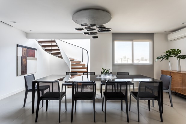 Dúplex de 250 m² tem décor minimalista e obras de arte  (Foto: Eduardo Macarios)
