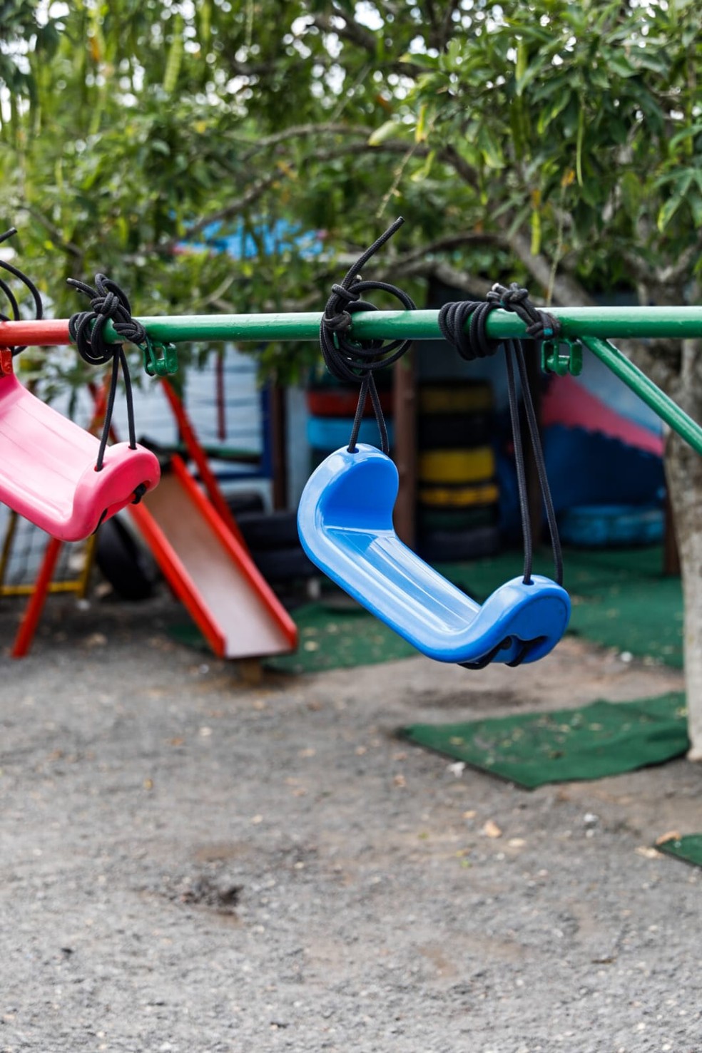 Balanços pendurados em creche onde houve ataque em Blumenau — Foto: Tiago Ghizoni/NSC