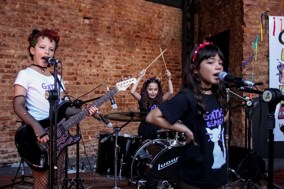 Camp rock: como acampamentos musicais estão abrindo espaço para meninas virarem roqueirinhas