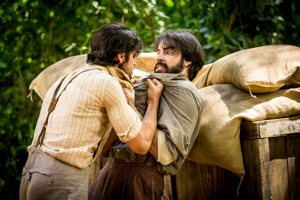 Ernesto parte para cima de Virgílio  (Foto: Fabiano Battaglin/Gshow)