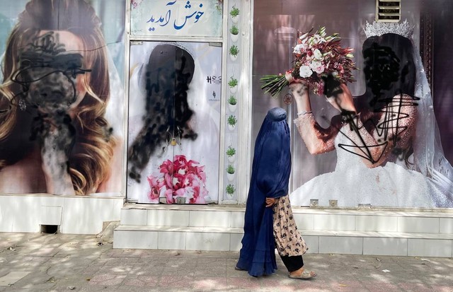 KABUL, AFGHANISTAN - AUGUST 20: Women posters on beauty salon windows remain vandalized in Kabul, Afghanistan on August 20, 2021. (Photo by Haroon Sabawoon/Anadolu Agency via Getty Images) (Foto: Anadolu Agency via Getty Images)