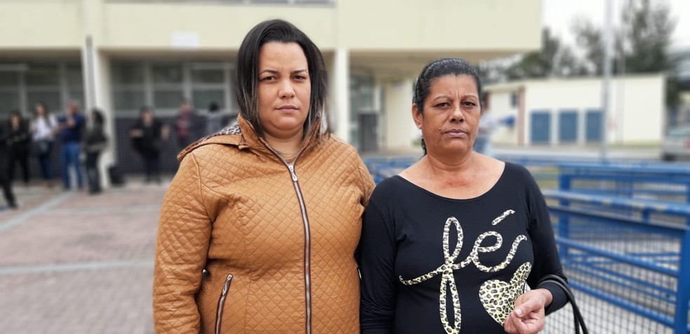 Valéria Alves (à dir.) é mãe de Danielly Barbi,  chegou ao fórum de Mogi na expectativa de acompanhar júri com a filha Dayane Orosco — Foto: Débora Carvalho/ TV Diário