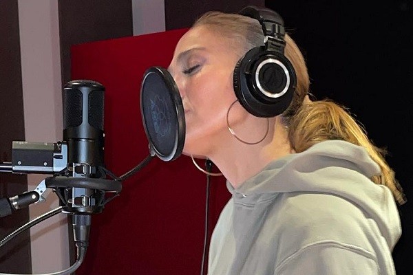 Jennifer Lopez trabalhando em nova música (Foto: Instagram)