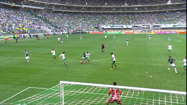 <p>
 Róger Guedes rola para Dudu, que é travado pela defesa da Chape. Na sobra, Tchê Tchê solta a bomba de fora da área. A bola passa à direita do gol adversário.</p>
