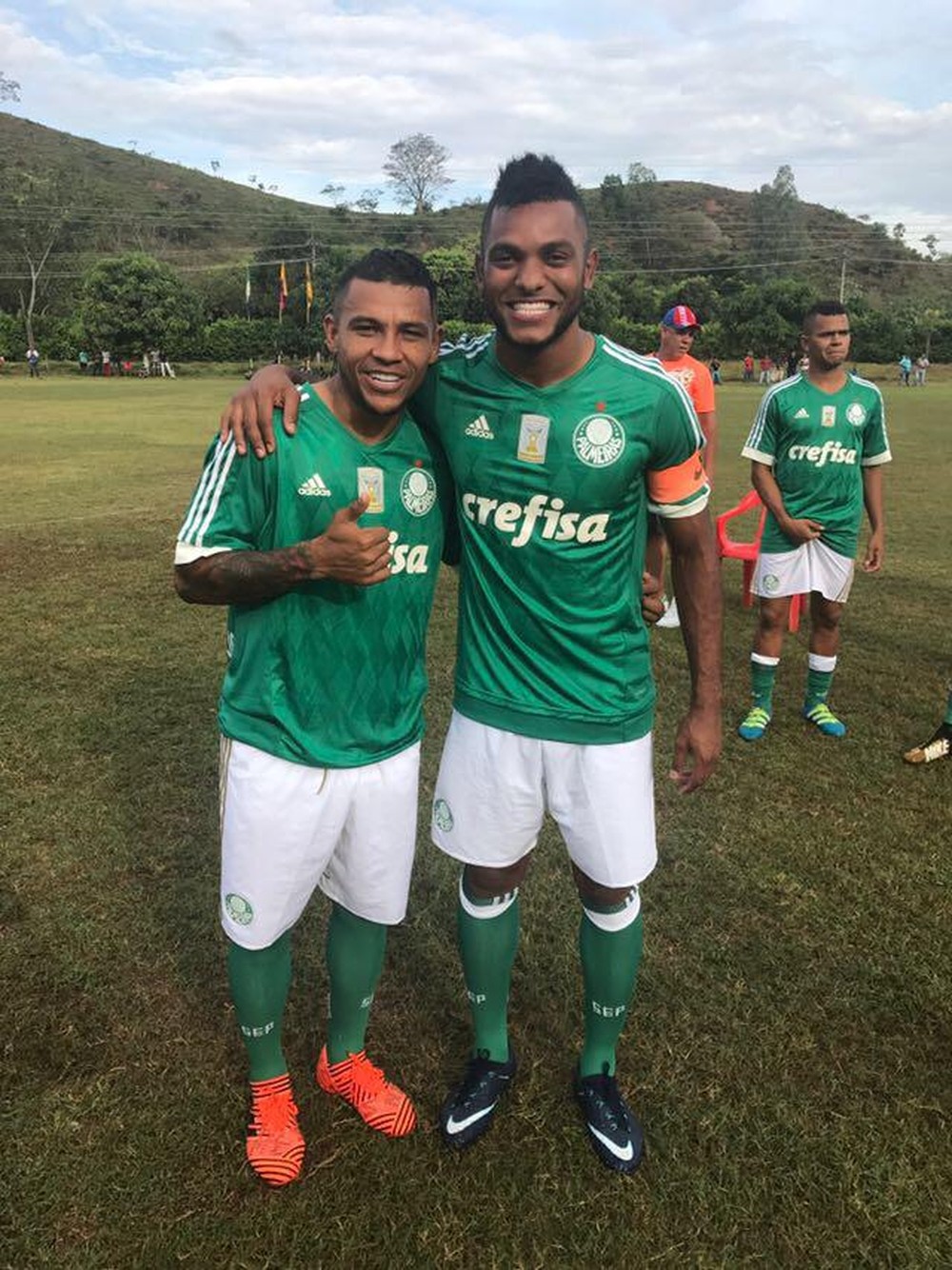 Com uniformes do Palmeiras, Borja reúne amigos em amistoso na Colômbia