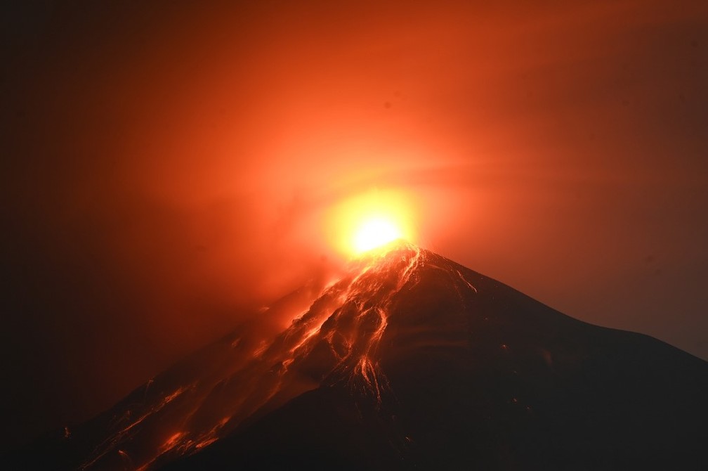  Vulcão do Fogo, visto de Alotenango, a 65 quilômetros da Cidade da Guatemala — Foto: Johan Ordonez/AFP