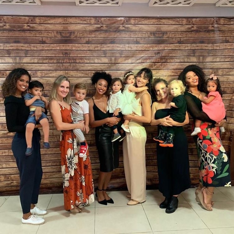 Aline Dias, Keruse Bongiolo, Sheron Menezzes, Débora Nascimento, Maíra Charken e Juliana Alves em encontro Babyboom (Foto: Reprodução / Instagram)