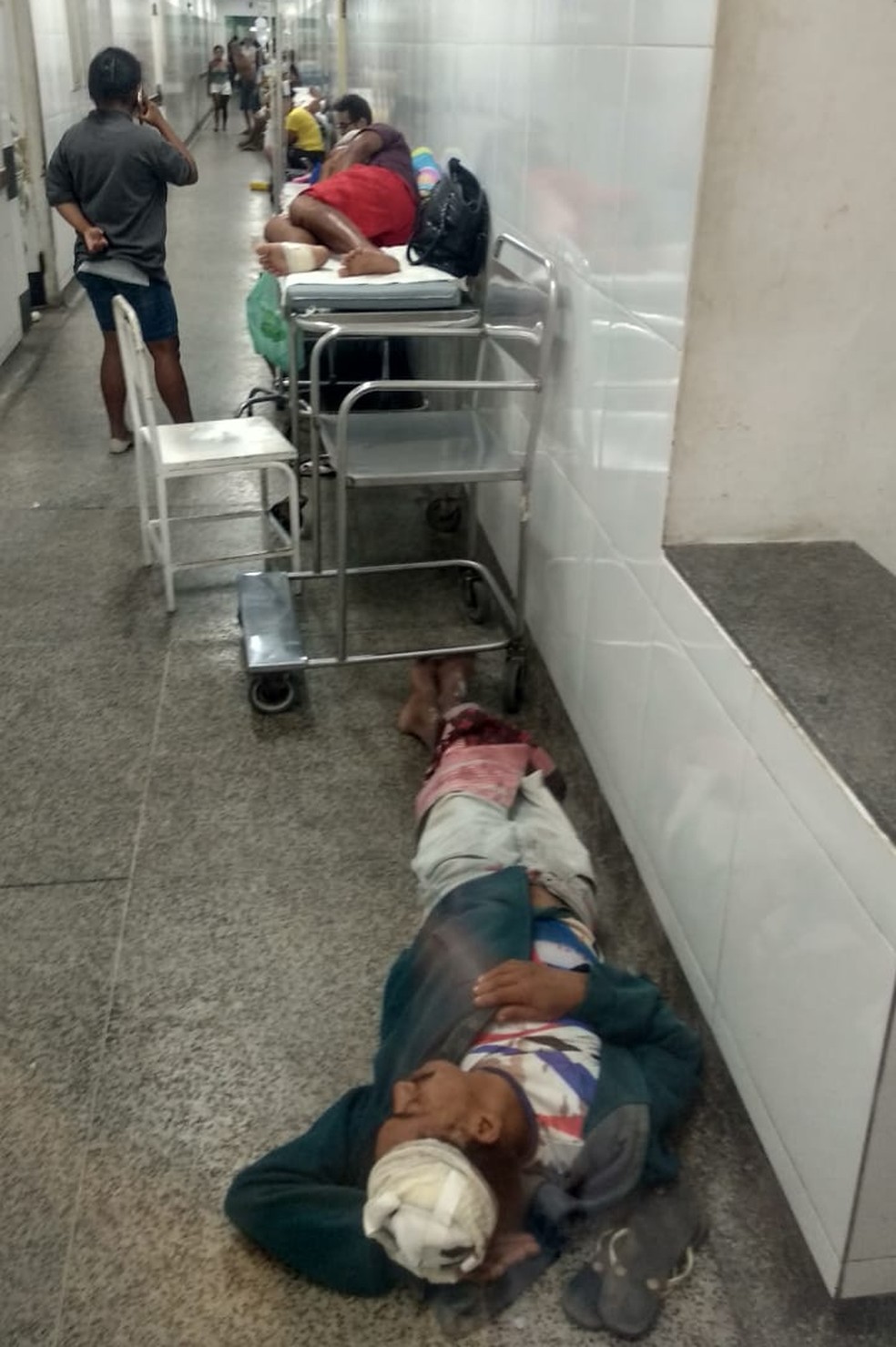 Paciente deita no chÃ£o no SocorrÃ£o I, em SÃ£o LuÃ­s â€” Foto: Douglas Pinto/TV Mirante