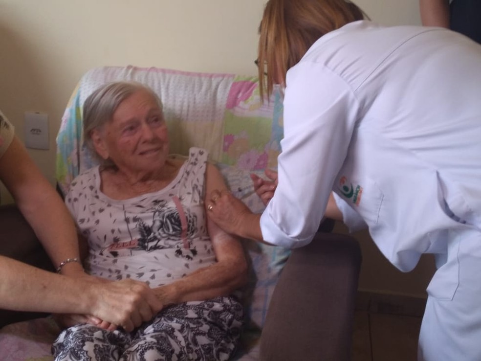 Olinda Bunturi Bolsonaro, de 93 anos, recebeu a segunda dose do imunizante CoronaVac — Foto: Erik Moura/Prefeitura de Eldorado