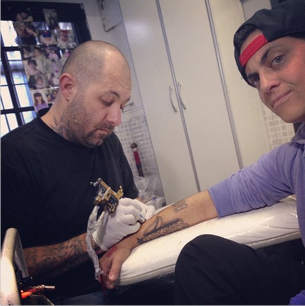 Thammy na sessão com o tatuador (Foto: Instagram/ Reprodução)