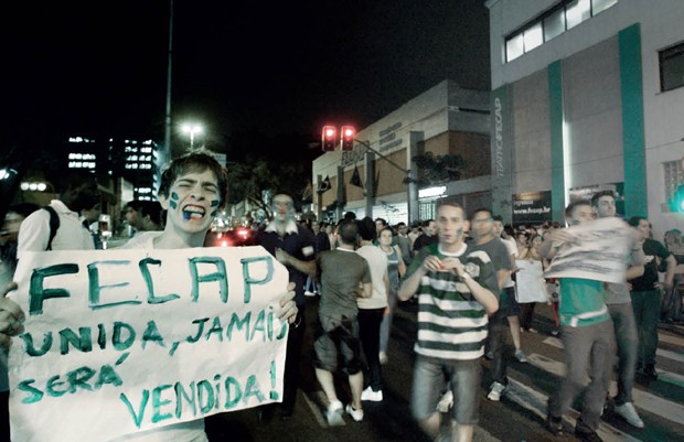 Os resistentes Alunos da instituição de ensino Fecap protestam  no centro de São Paulo  contra a compra da  faculdade pelo Anima (Foto: Folhapress)