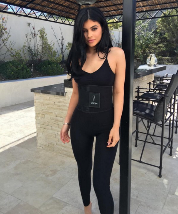 Kylie Jenner publicou uma foto utilizando uma cinta modeladora (Foto: Reprodução/Instagram)
