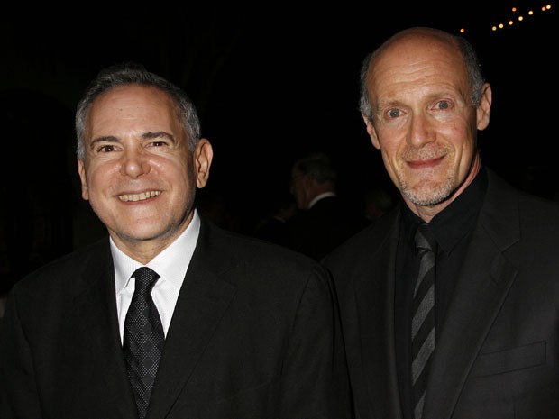 Em foto de 15 de novembro de 2007, os produtores Craig Zadan, à esquerda, e Neil Meron participam do Santa Barbara International Film Festival's Kirk Douglas Award; a dupla conduziu o Oscar 2013 e está escalada para  cerimônia de 2014 (Foto: Michael A. Marian/AP)