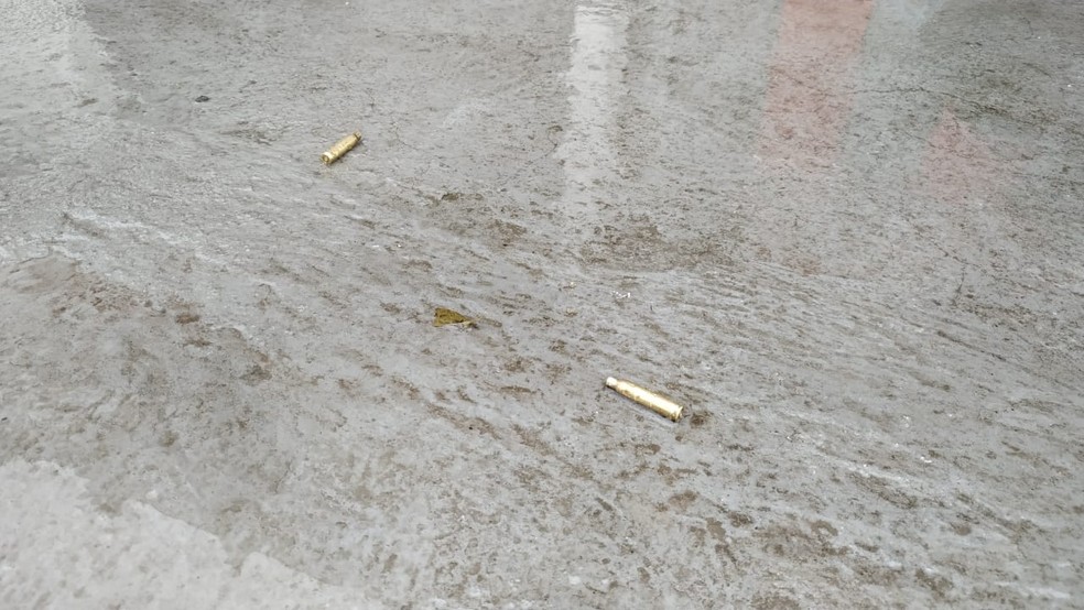 MuniÃ§Ãµes ficaram no chÃ£o apÃ³s assalto em agÃªncia bancÃ¡ria do bairro Itoupava, em Blumenau â Foto: Gabriel Souza/ Bombeiro ComunitÃ¡rio de Blumenau/ DivulgaÃ§Ã£o