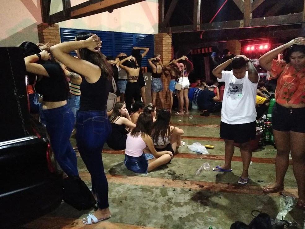 De acordo com a PM, as 300 pessoas não usavam máscara, consumiam bebidas alcoólicas e drogas, inclusive com presença de menores de idade — Foto: Polícia Militar de Mato Grosso