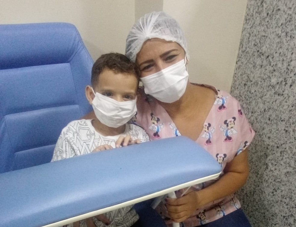 John aguarda h&aacute; seis anos o transplante de medula &oacute;ssea. &mdash; Foto: Cedida