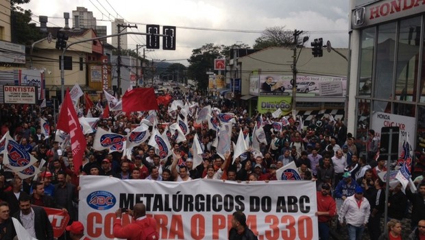 Manifestantes no ABC, em São Paulo, protestam contra terceirização e MPs do ajuste fiscal (Foto: Érica Aragão/Divulgação CUT)