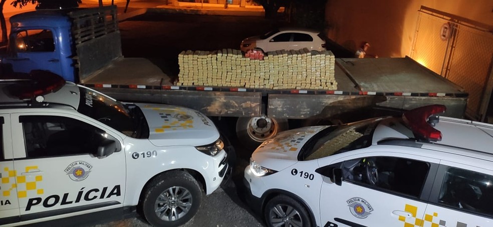 Carga de maconha foi apreendida em caminhão abordado na Rodovia Assis Chateaubriand em Martinópolis — Foto: Polícia Militar Rodoviária