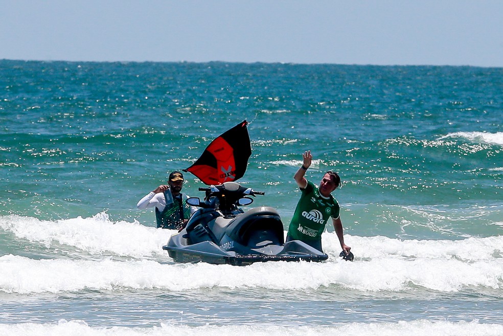 De férias em Santa Catarina, o presidente Jair Bolsonaro fez um passeio de moto aquática em praia de São Francisco do Sul, no dia 2 de janeiro — Foto: Vilmar Bannach/Photopress/Estadão Conteúdo