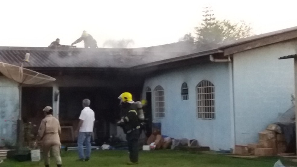 Bombeiros conseguiram evitar que fogo se alastrasse em casa do Bairro Jardim Eldorado (Foto: Rota Policial News/Reprodução)