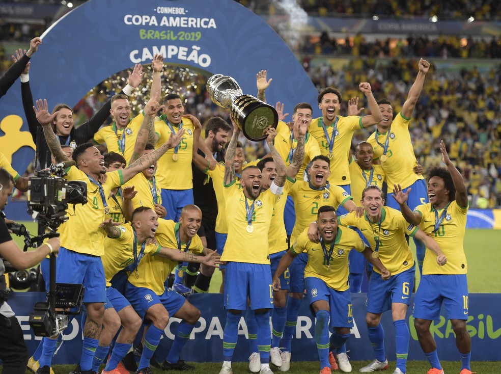 Daniel Alves levanta taça da Copa América 2019 — Foto: André Durão