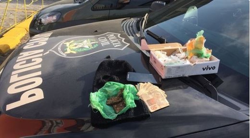 Drogas e dinheiro foram apreendidos durante Opera&ccedil;&atilde;o Independ&ecirc;ncia em SC (Foto: Pol&iacute;cia Civil/Divulga&ccedil;&atilde;o)