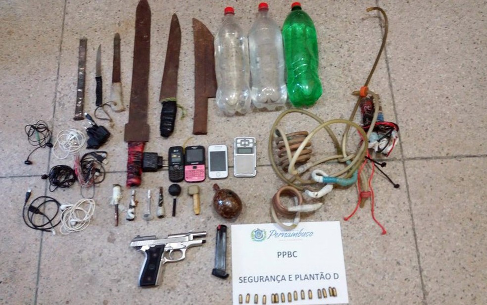 Arma de fogo foi apreendida durante revista na Penitenciária Barreto Campelo, localizada no Grande Recife (Foto: Sindasp-PE/Divulgação)