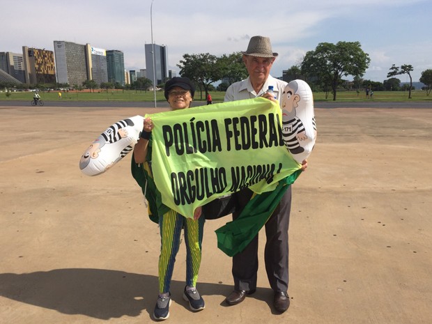O casal de aposentados Maria das Graças Amaral, de 63 anos, e Adaliro Luiz de Faria, de 75 anos, foram à manifestação para pedir o impeachment da presidente Dilma e apoiar a Polícia Federal (Foto: Jéssica Nascimento/G1)
