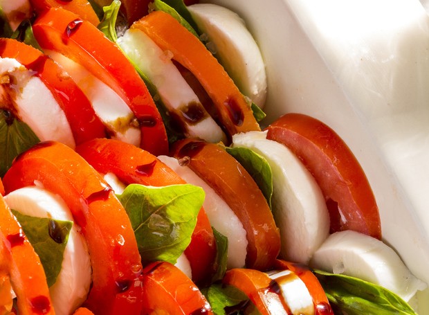 Saborosa e fácil de fazer, a salada caprese irá animar seu almoço e contribuir para uma alimentação mais saudável, (Foto: Divulgação)