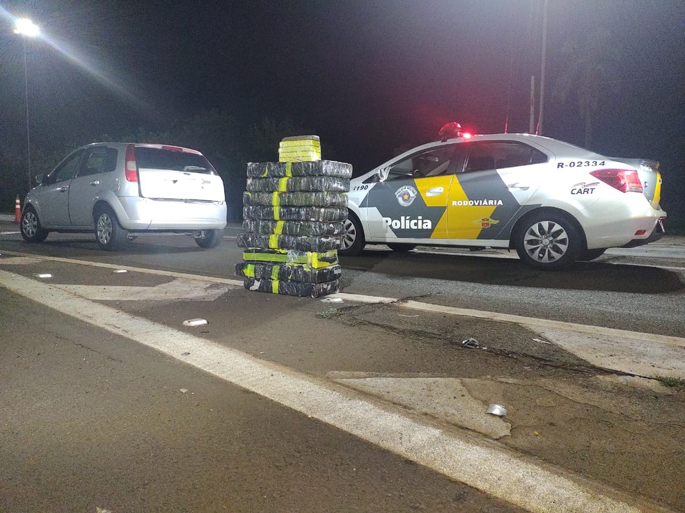 Tabletes de maconha foram apreendidos com o casal que estava no carro com um bebê em Santa Cruz do Rio Pardo — Foto: Polícia Rodoviária / Divulgação