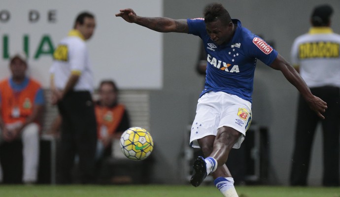 Riascos obtém liminar e pode acertar com outro clube sem pagar multa