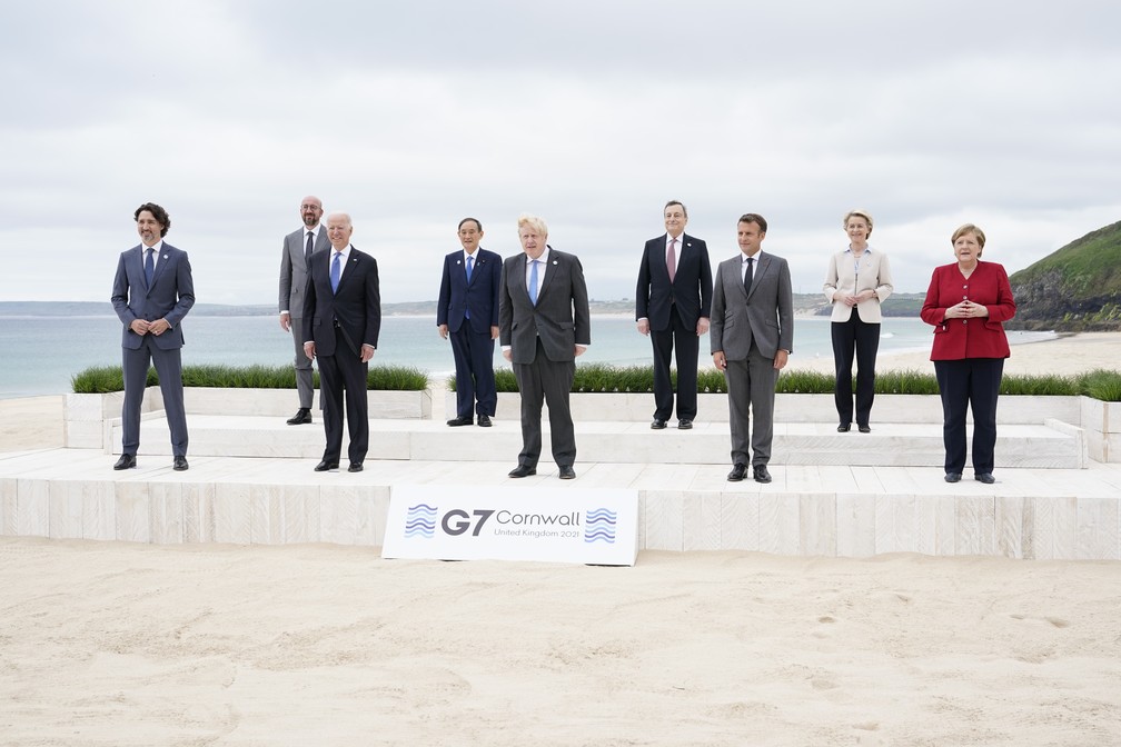 Líderes do G7 posam para 'foto de família' da cúpula em Cornwall, na Inglaterra, em 11 de junho de 2021. Da esquerda para a direita: Justin Trudeau (primeiro-ministro do Canadá), Charles Michel (presidente do Conselho Europeu), Joe Biden (presidente dos EUA), Yoshihide Suga (primeiro-ministro do Japão), Boris Johnson (primeiro-ministro do Reino Unido), Mario Draghi (primeiro-ministro da Itália), Emmanuel Macron (presidente da França), Ursula von der Leyen (presidente da Comissão Europeia) e Angela Merkel (chanceler da Alemanha). — Foto: Patrick Semansky/Pool via AP