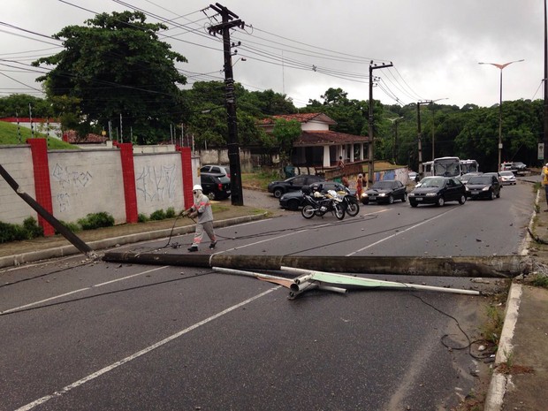 Trânsito estava sendo desviado para retirada do poste na Avenida Pedro II, em João Pessoa (Foto: Walter Paparazzo/G1)